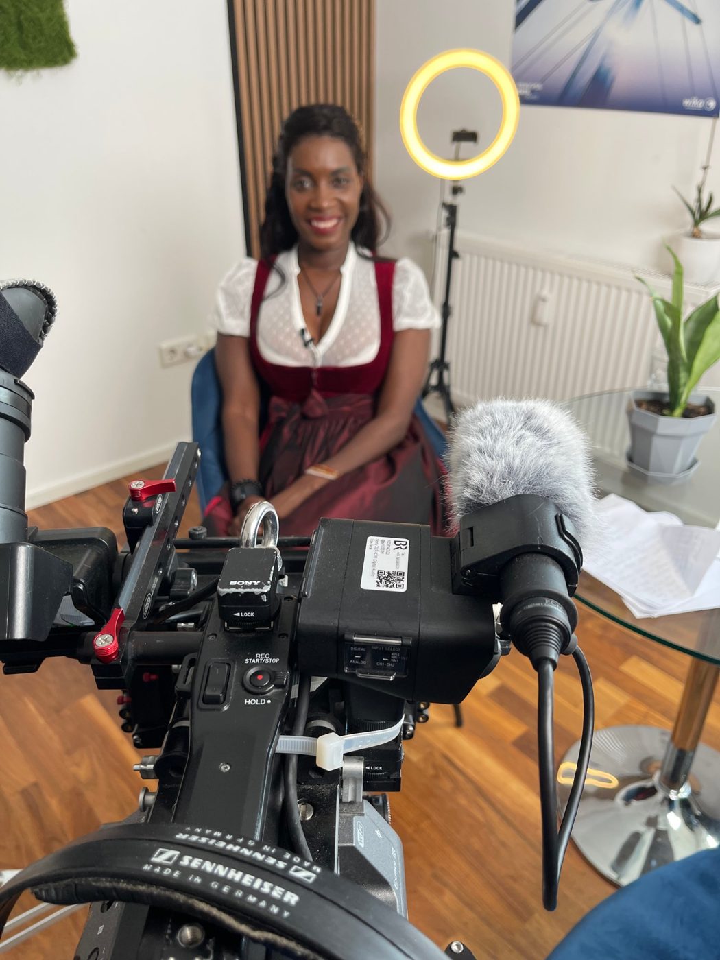 Sadia De Kiden beim Dreh mit BR-Kamera