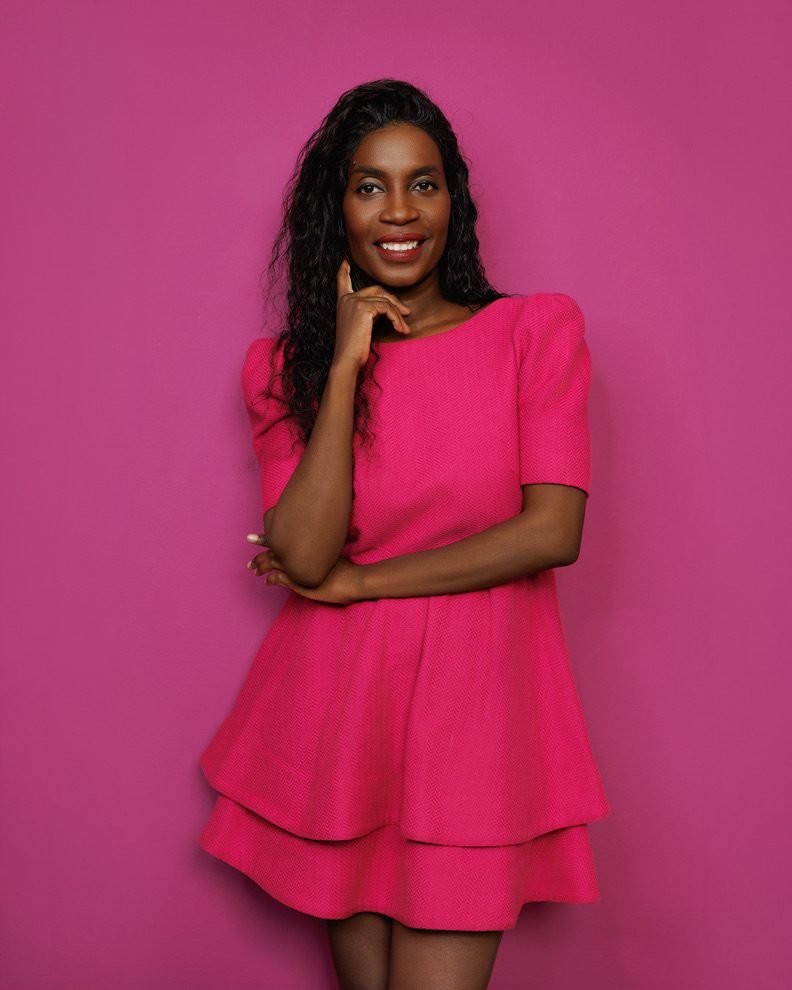 Sadia De Kiden, Keynote-Speakerin aus München, im pinken Kleid